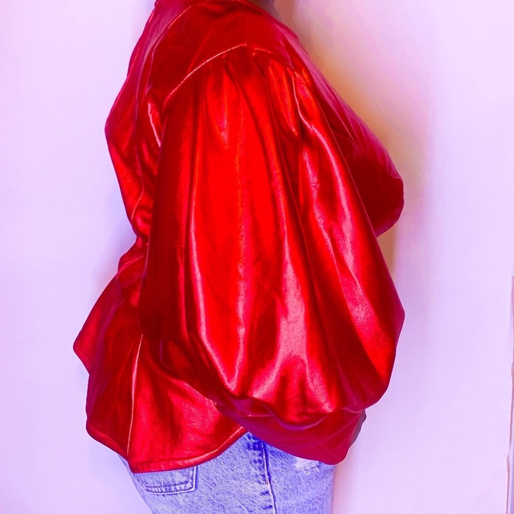 Silk top with puffy sleeve and small chest slit